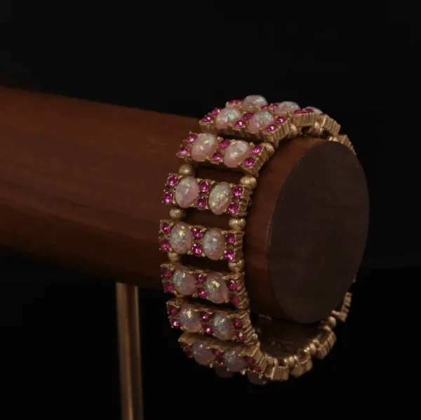 题 Exquisite Vintage - inspired Bracelet